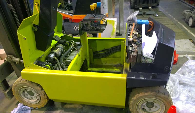Réparateur de chariot élévateur, entretien et maintenance.