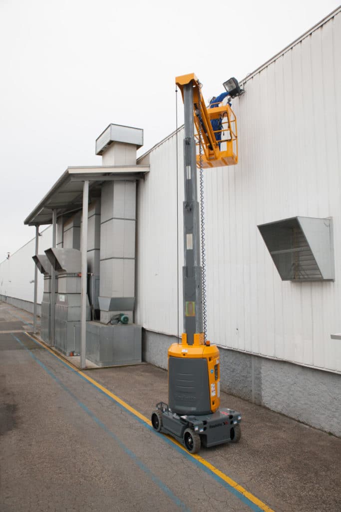 Louer votre nacelle à mât vertical Haulotte STAR 10 Nacelles à mât vertical Haulotte STAR 6 et 10 en location courte ou longue durée